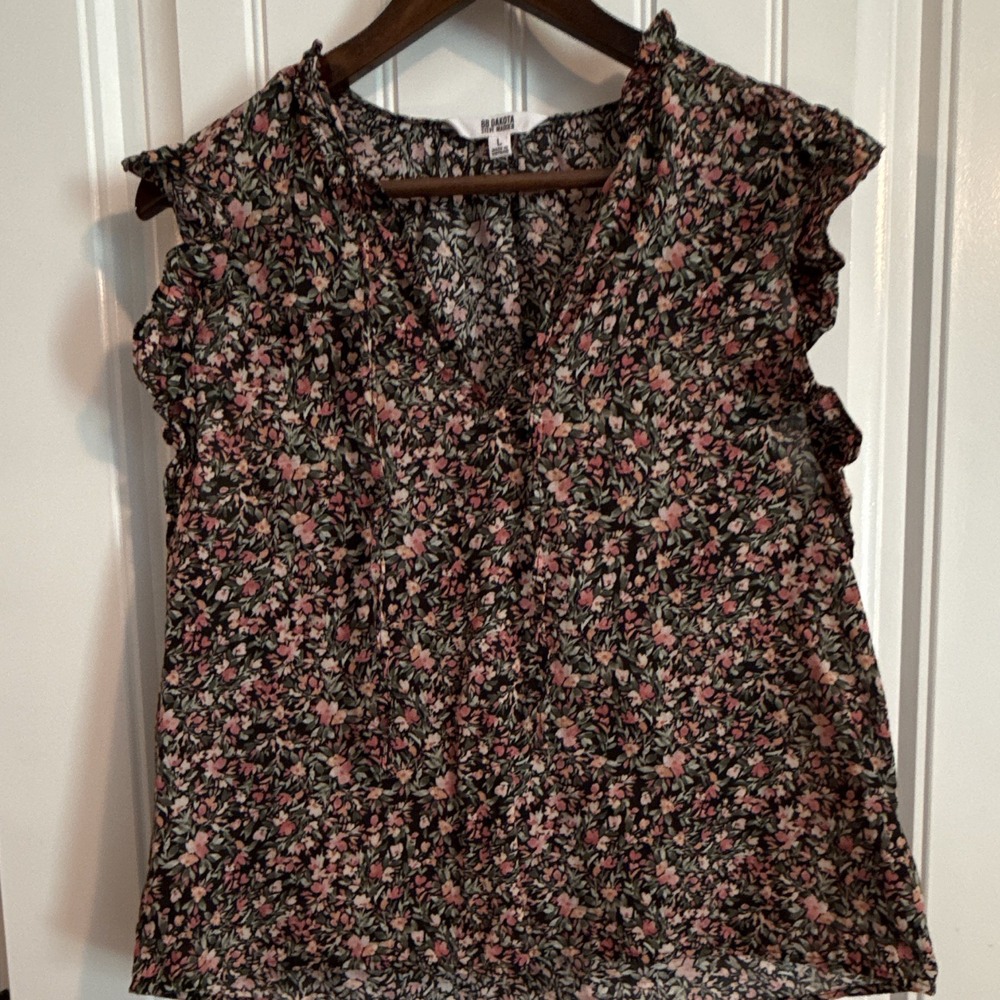 BB Dakota Women's Black Floral V-Neck Ruffle Cap Sleeve Blouse Cotton L